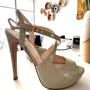 Prada Vernice Patent Leather Pumps in light grey Size 38 – Worn Once – Excellent